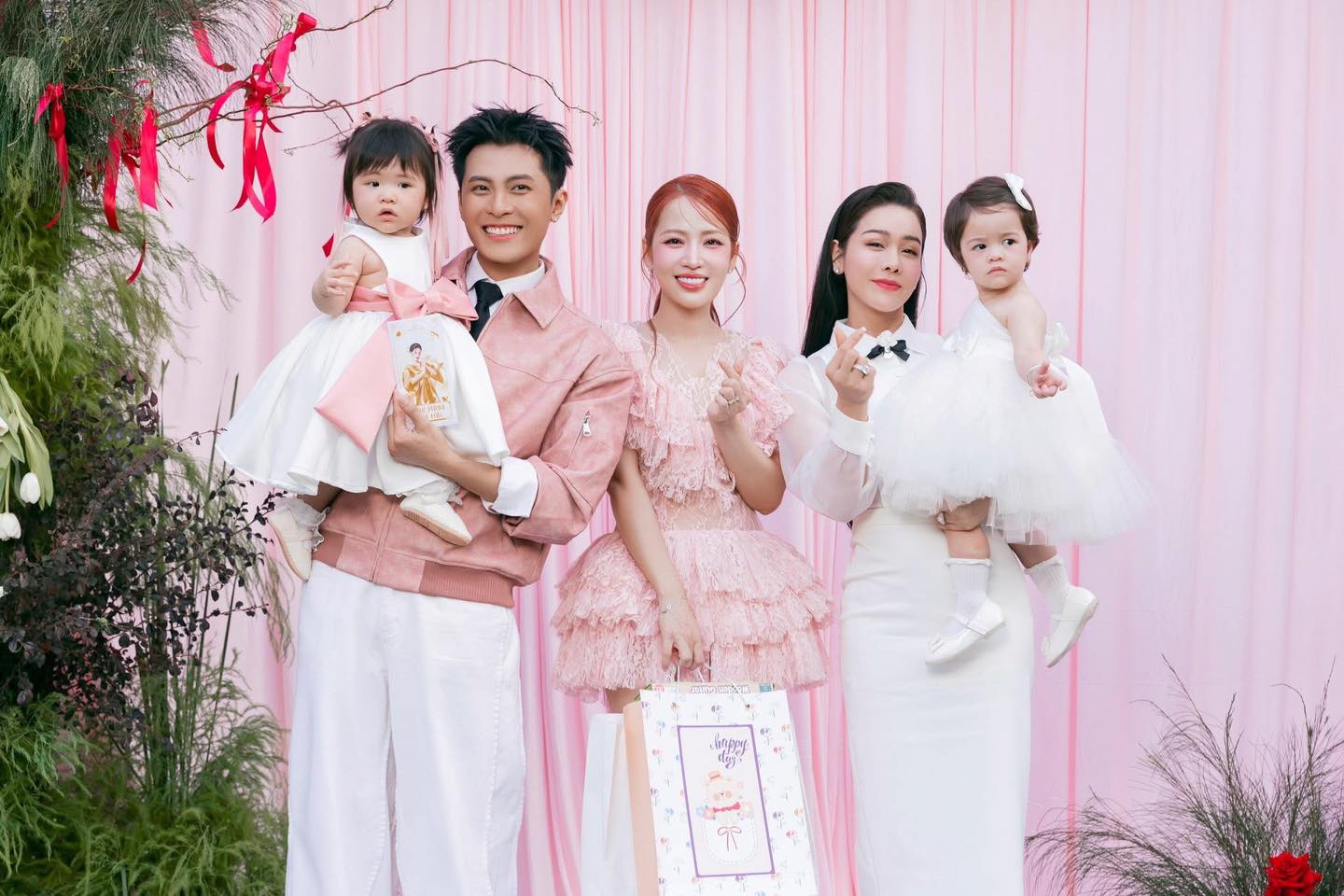 Tiệc thôi nôi quy tụ cả showbiz của con gái Puka: Hoà Minzy lẻ bóng, 1 đôi lộ diện giữa tin đồn có tin vui- Ảnh 11.