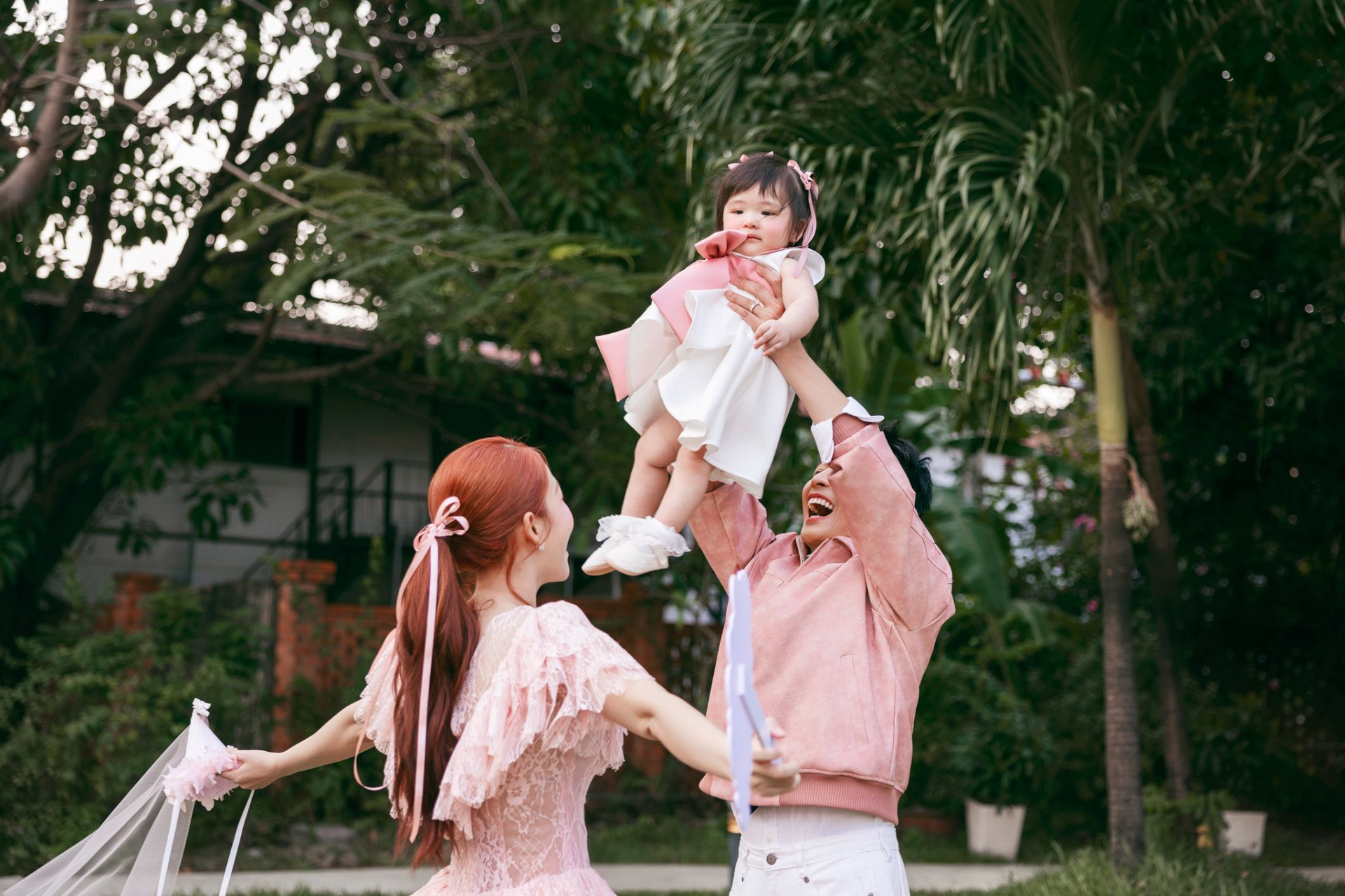 Tiệc thôi nôi quy tụ cả showbiz của con gái Puka: Hoà Minzy lẻ bóng, 1 đôi lộ diện giữa tin đồn có tin vui- Ảnh 20.