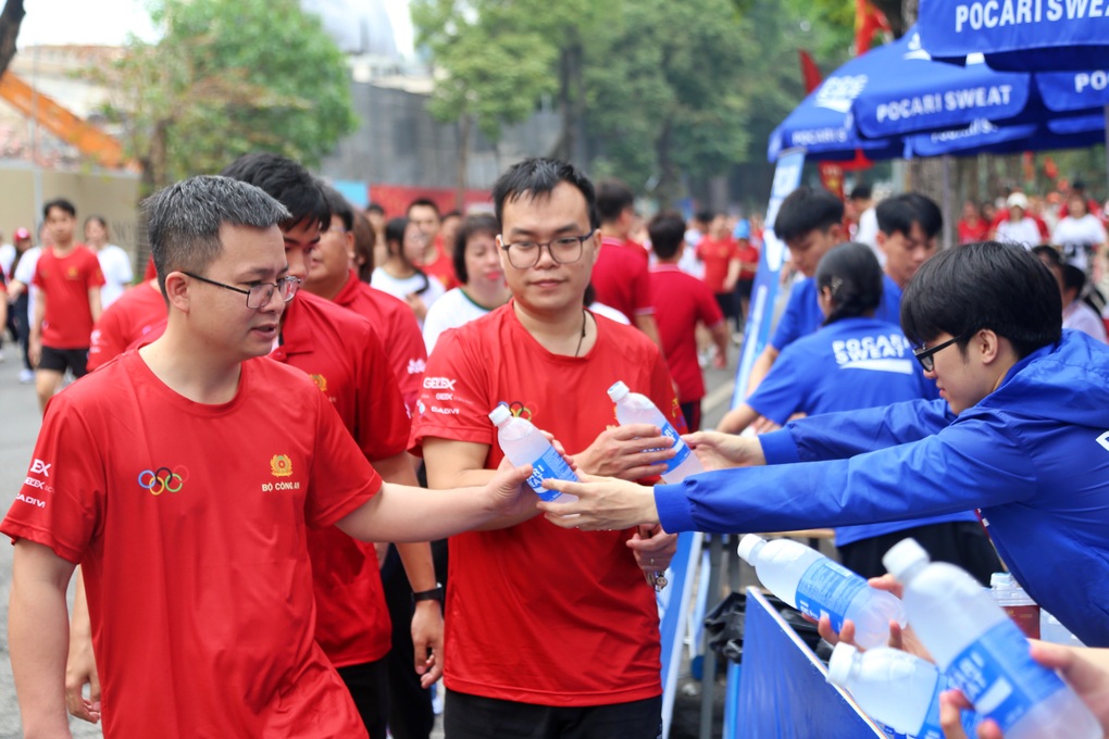 Pocari Sweat tiếp nước ion cho hàng nghìn người tại giải chạy 80 năm ngành thể dục thể thao - 4