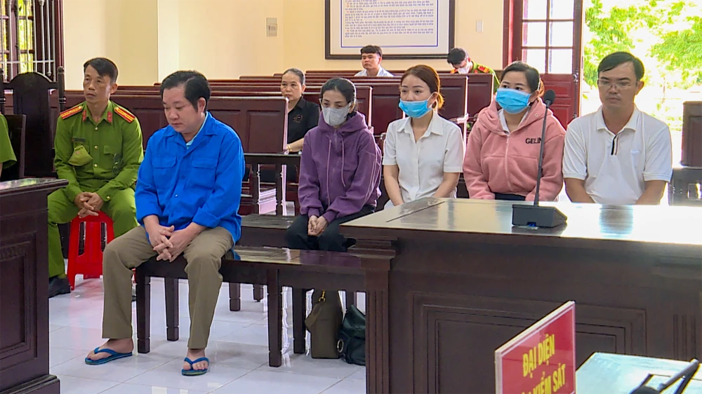 Các bị cáo tại phiên xét xử sơ thẩm lần thứ tư hồi tháng 5-2025. Ảnh: CHÂU THÀNH quy-tin-dung-tinh-hau-giang-qtdnd-hau-giang-1.jpg