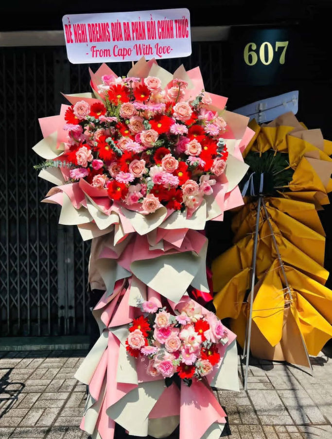 Công ty giải trí đầu tiên ở Việt Nam bị fan gửi hoa khiếu nại- Ảnh 2.