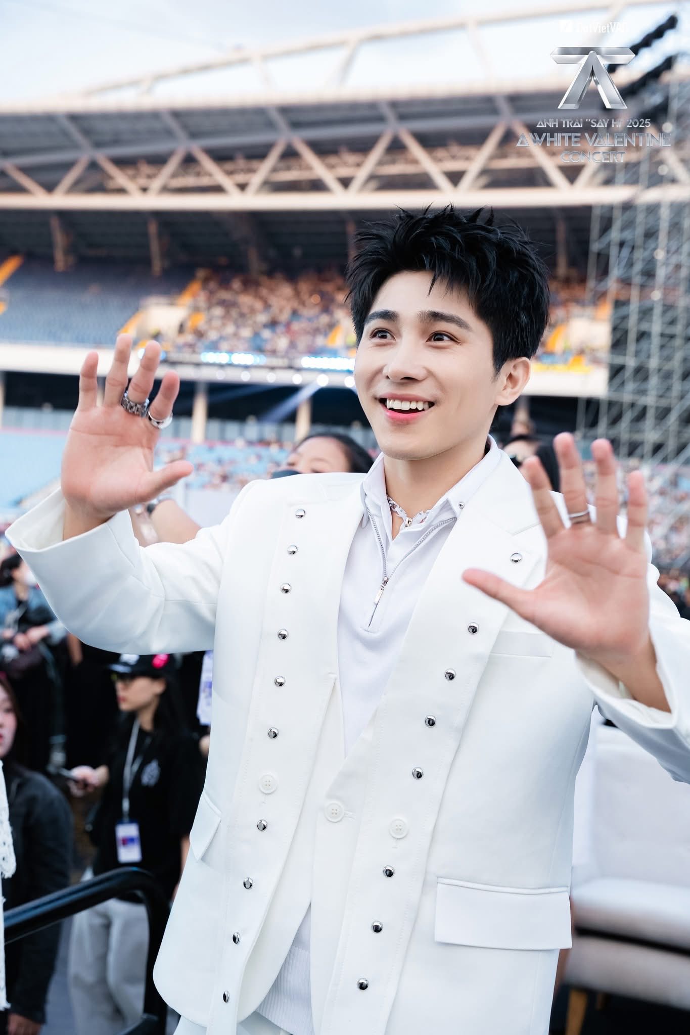 Công ty giải trí đầu tiên ở Việt Nam bị fan gửi hoa khiếu nại- Ảnh 6.