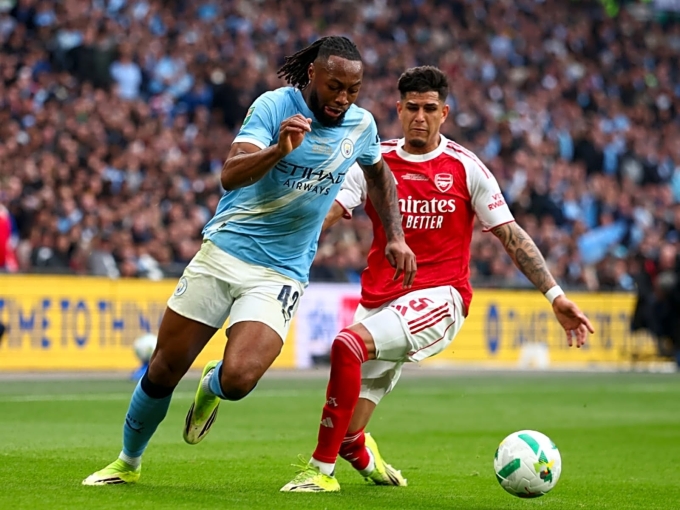 Semenyo đi bóng qua Hincapie. Ảnh: Man City