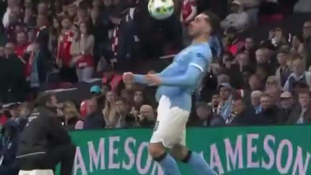 Cherki tâng bóng trêu ngươi Arsenal