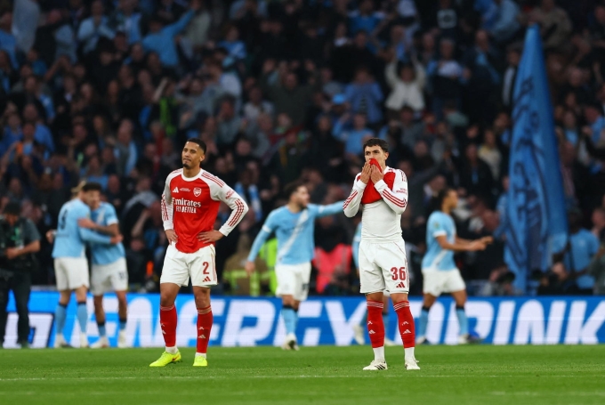 Saliba và Zubimendi thất vọng trong trận thua Man City 0-2. Ảnh: Reuters