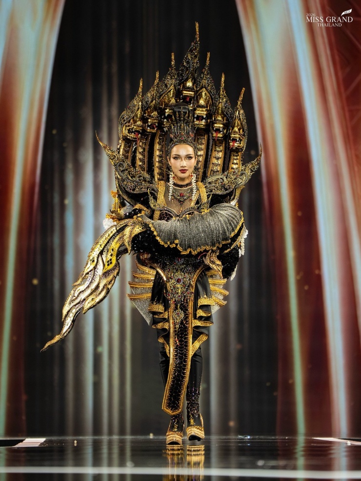 Thí sinh xiếc khỉ, trườn bò trên sân khấu Hoa hậu Hòa bình 3 Đại diện Udon Thani mang đến bộ trang phục lấy cảm hứng từ một trong 9 vị vua Naga, biểu tượng của sức mạnh, đức tin và sự bảo vệ đất đai. Màu đen tượng trưng cho sức mạnh nguyên thủy của lưu vực sông Isaan. Áo giáp và đồ trang sức miêu tả một chiến binh bảo vệ, người đứng vững vượt thời gian.