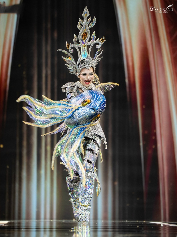 Thí sinh xiếc khỉ, trườn bò trên sân khấu Hoa hậu Hòa bình 8 Đại diện tỉnh Suphanburi mang đến thiết kế có tên Nữ thần Cá muối Don Kamyan, lấy cảm hứng từ một giống cá muối cổ xưa của tỉnh Suphanburi, nơi khởi nguồn của món cá muối nổi tiếng Thái Lan.