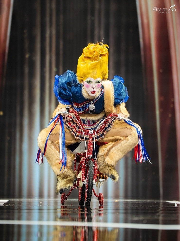 Thí sinh xiếc khỉ, trườn bò trên sân khấu Hoa hậu Hòa bình 11 Đại diện tỉnh Maha Sarakham mang đến thiết kế lấy cảm hứng về những chú khỉ lông vàng ở Kosum Phisai, sinh sống tại vườn quốc gia rừng Kosumphi, tỉnh Maha Sarakham. Trang phục kết hợp cảm hứng từ điệu múa trống dài Wa Pi Pathum với bản chất tinh nghịch của những chú khỉ Kosum Phisai.