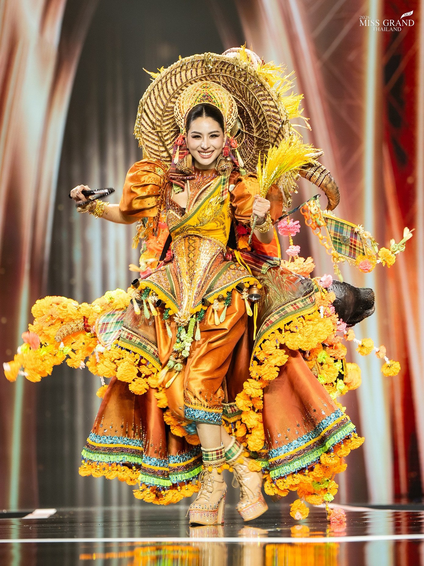 Đêm thi trang phục dân tộc của Hoa hậu Hòa bình Thái Lan 2026 được khán giả đánh giá cao với những bộ trang phục hoành tráng, mãn nhãn. Sân khấu với hiệu ứng âm thanh, ánh sáng hiện đại cũng nhận được nhiều lời khen ngợi. Đây cũng là sân khấu diễn ra các đêm thi quan trọng như bán kết, chung kết của cuộc thi.