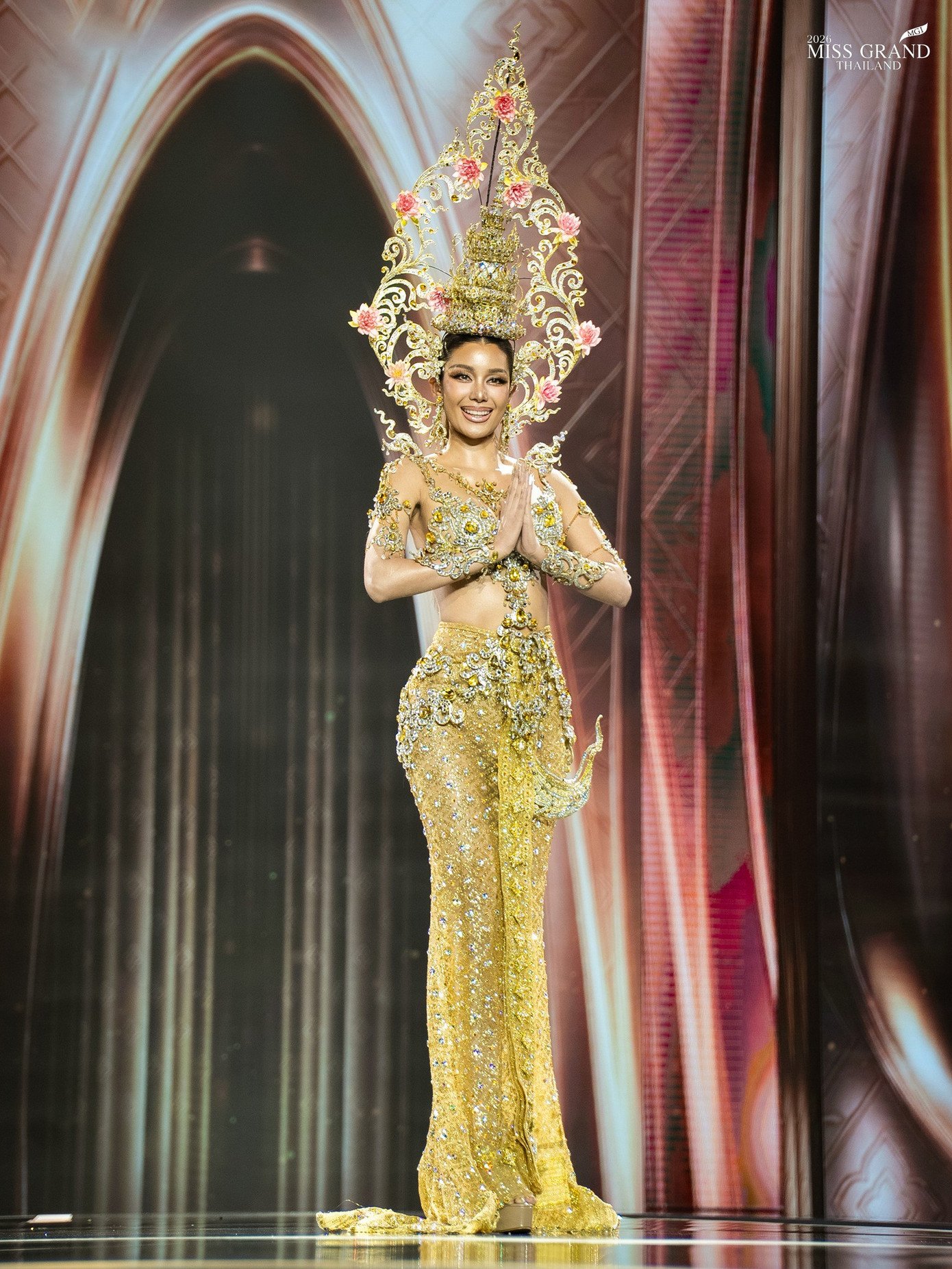 Đêm thi trang phục dân tộc của Hoa hậu Hòa bình Thái Lan 2026 được khán giả đánh giá cao với những bộ trang phục hoành tráng, mãn nhãn. Sân khấu với hiệu ứng âm thanh, ánh sáng hiện đại cũng nhận được nhiều lời khen ngợi. Đây cũng là sân khấu diễn ra các đêm thi quan trọng như bán kết, chung kết của cuộc thi.