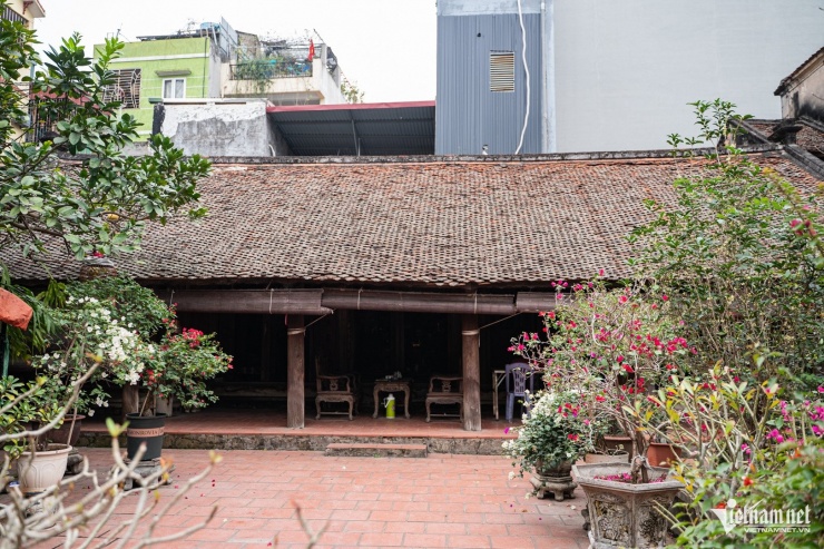 Một ngôi nhà cổ trăm tuổi trong làng. Ảnh: Nguyễn Huy