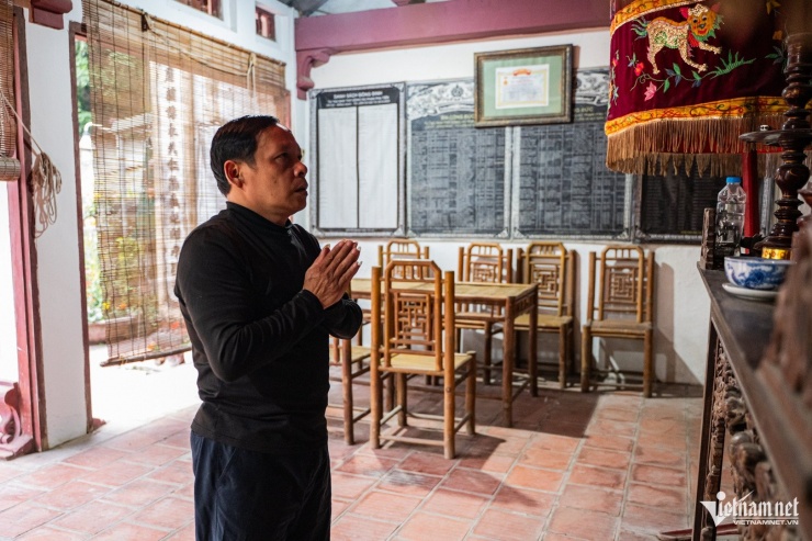 Anh Tú cho biết, nhà thờ còn lưu giữ nhiều cổ vật, các bức hoành phi, câu đối - những báu vật với con cháu qua bao đời. Ảnh: Nguyễn Huy