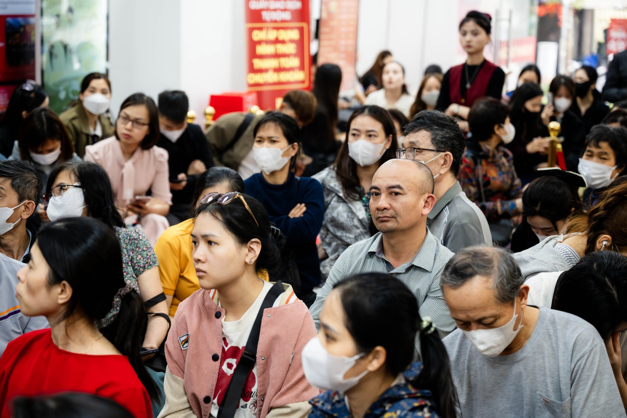Cảnh tượng khó tin trên phố Cầu Giấy: “ATM vàng” chạy hết công suất, khách ngồi kín chỗ- Ảnh 3. Cảnh tượng khó tin trên phố Cầu Giấy: “ATM vàng” chạy hết công suất, khách ngồi kín chỗ- Ảnh 3.