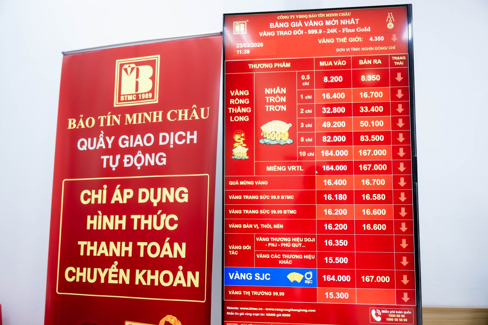 Cảnh tượng khó tin trên phố Cầu Giấy: “ATM vàng” chạy hết công suất, khách ngồi kín chỗ- Ảnh 5. Cảnh tượng khó tin trên phố Cầu Giấy: “ATM vàng” chạy hết công suất, khách ngồi kín chỗ- Ảnh 5.