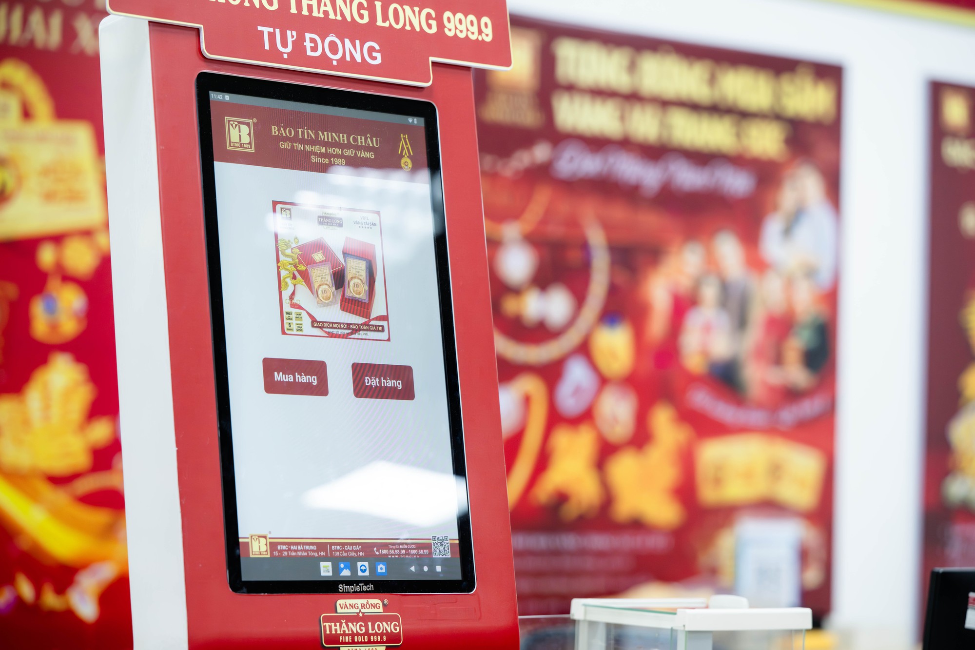 Cảnh tượng khó tin trên phố Cầu Giấy: “ATM vàng” chạy hết công suất, khách ngồi kín chỗ- Ảnh 7. Cảnh tượng khó tin trên phố Cầu Giấy: “ATM vàng” chạy hết công suất, khách ngồi kín chỗ- Ảnh 7.