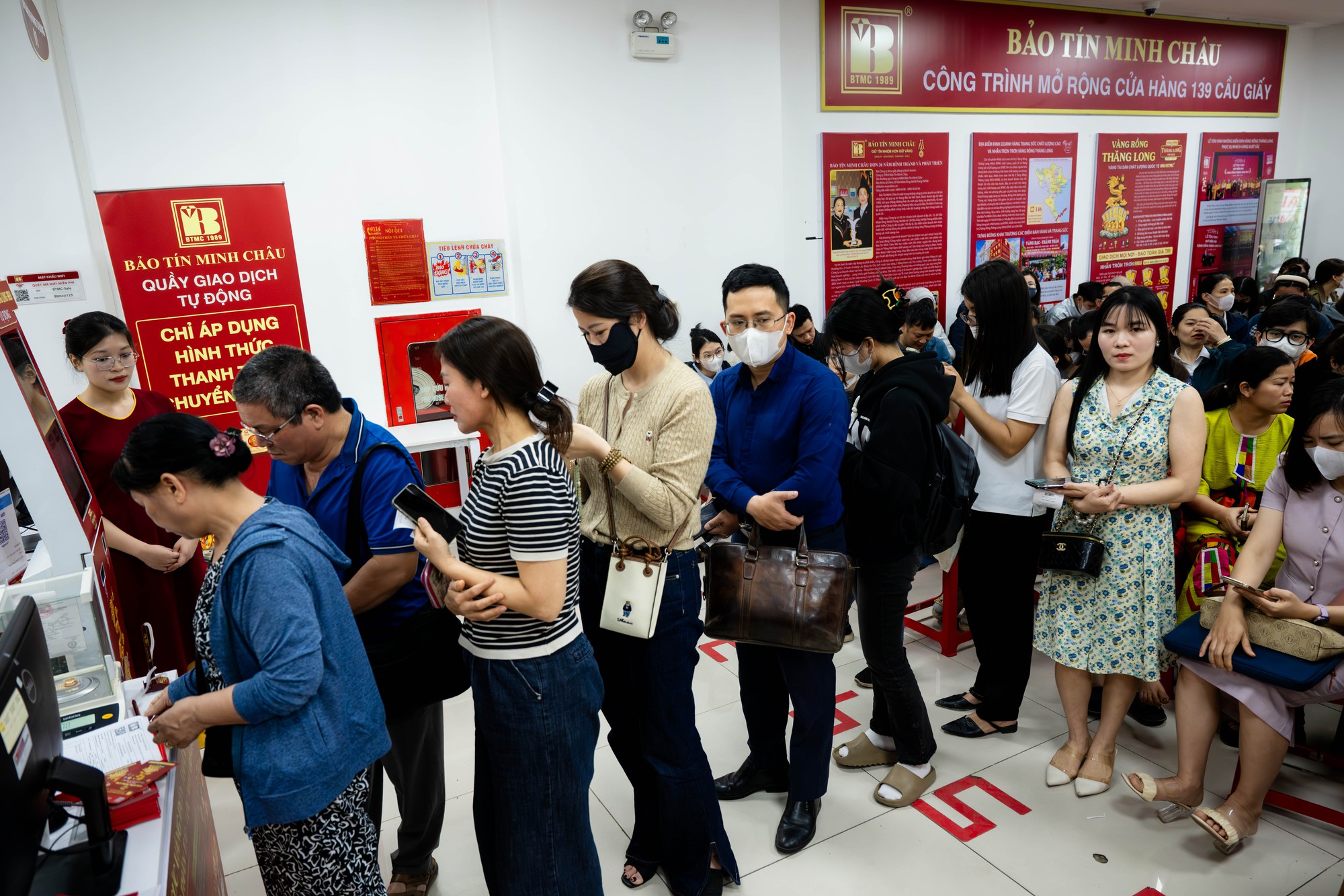 Cảnh tượng khó tin trên phố Cầu Giấy: “ATM vàng” chạy hết công suất, khách ngồi kín chỗ- Ảnh 8. Cảnh tượng khó tin trên phố Cầu Giấy: “ATM vàng” chạy hết công suất, khách ngồi kín chỗ- Ảnh 8.