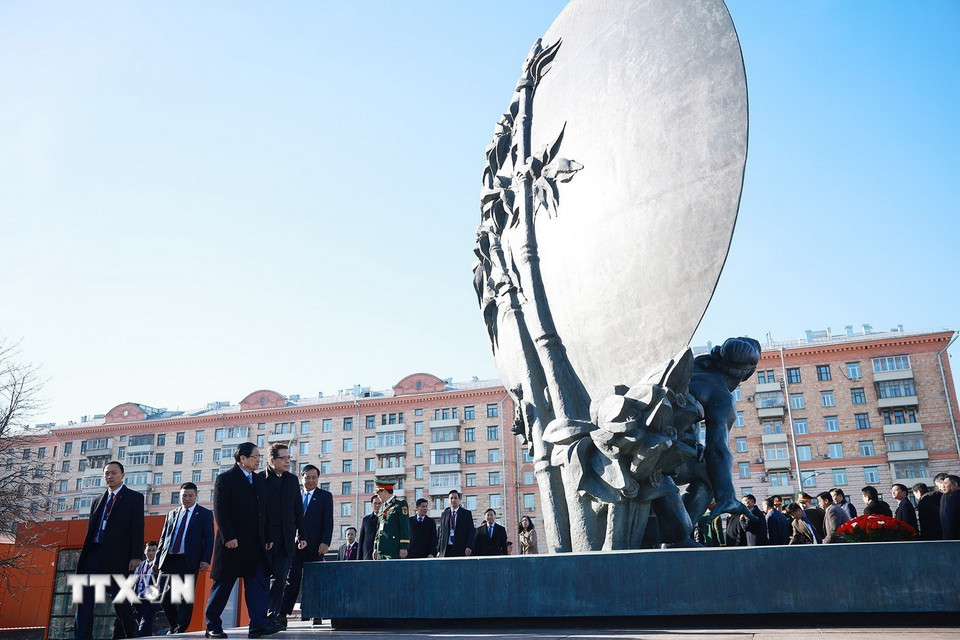 Thủ tướng Phạm Minh Chính đặt hoa tại Tượng đài Chủ tịch Hồ Chí Minh ở Moscow - Ảnh 5.