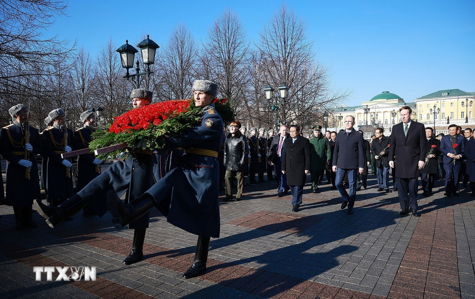 Thủ tướng Phạm Minh Chính đặt hoa tại Tượng đài Chủ tịch Hồ Chí Minh ở Moscow - Ảnh 9.