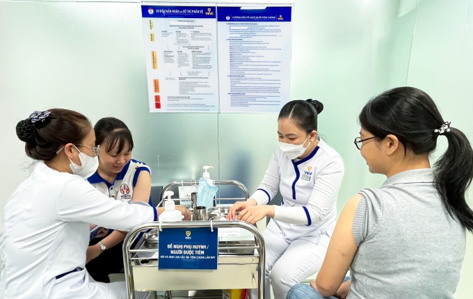 Nhiều người tiêm vaccine dại phòng bệnh khi bị chó, mèo, chuột... cắn cào tại VNVC Kha Vạn Cân. Ảnh: Diệu Thuần