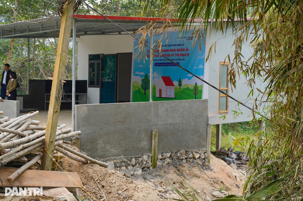 Mẹ nói với con trai bại liệt: “Con nháy mắt 3 lần để cảm ơn” - 2