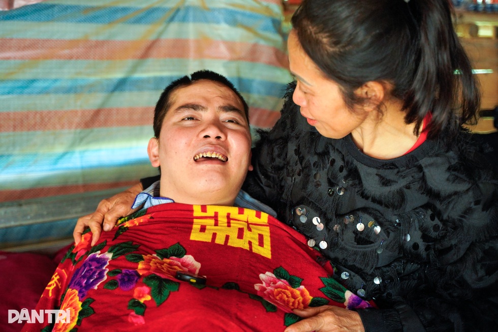 Mẹ nói với con trai bại liệt: “Con nháy mắt 3 lần để cảm ơn” - 4