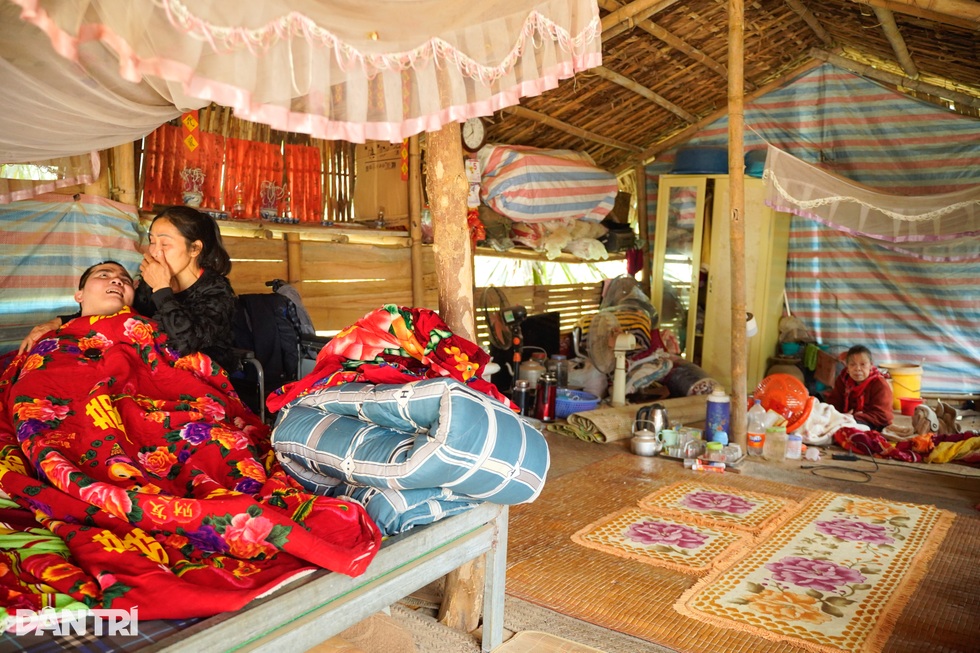 Mẹ nói với con trai bại liệt: “Con nháy mắt 3 lần để cảm ơn” - 5