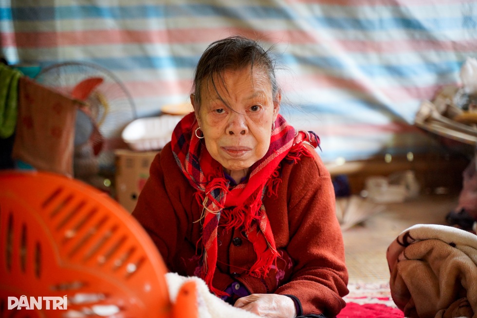 Mẹ nói với con trai bại liệt: “Con nháy mắt 3 lần để cảm ơn” - 6