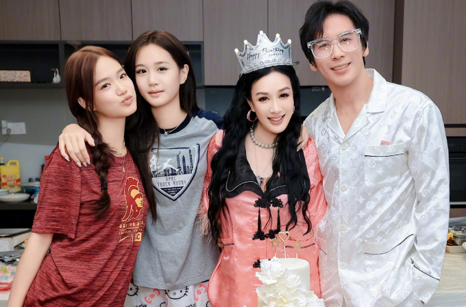 Lệ Đề đón sinh nhật bên chồng con năm ngoái. Ảnh: Weibo