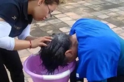 Cụ bà bị đột quỵ sau khi gội đầu vào buổi sáng, bác sĩ chỉ ra 3 sai lầm