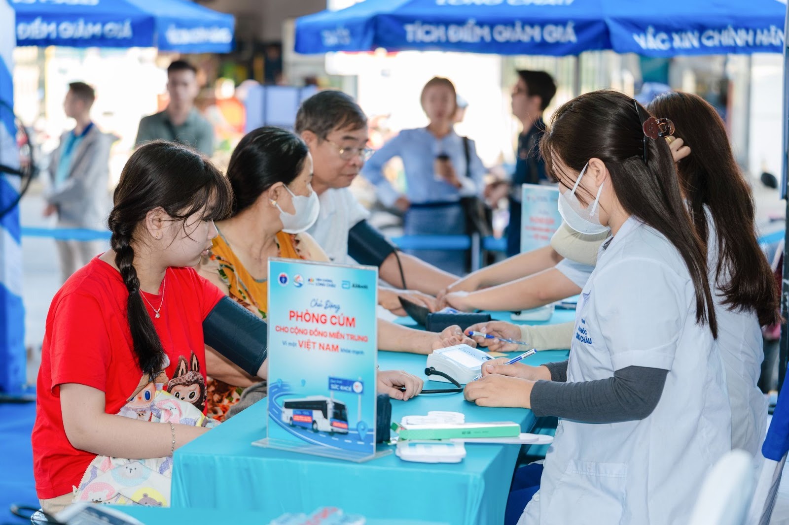 Long Châu mở rộng chuỗi hoạt động tiêm chủng cộng đồng: Miễn phí hàng ngàn mũi vắc xin cúm mùa cho người dân miền Trung- Ảnh 4.