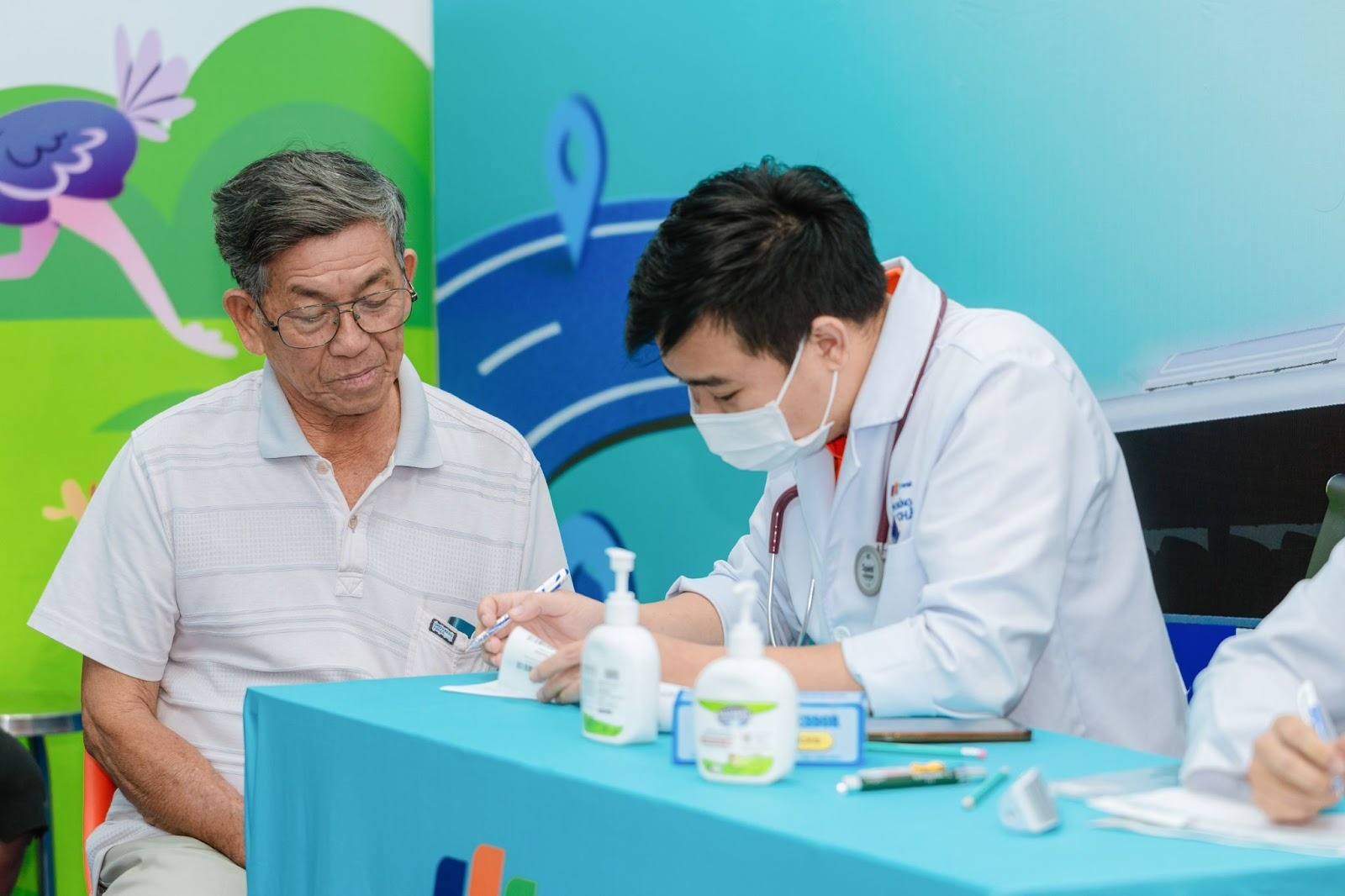 Long Châu mở rộng chuỗi hoạt động tiêm chủng cộng đồng: Miễn phí hàng ngàn mũi vắc xin cúm mùa cho người dân miền Trung- Ảnh 5.