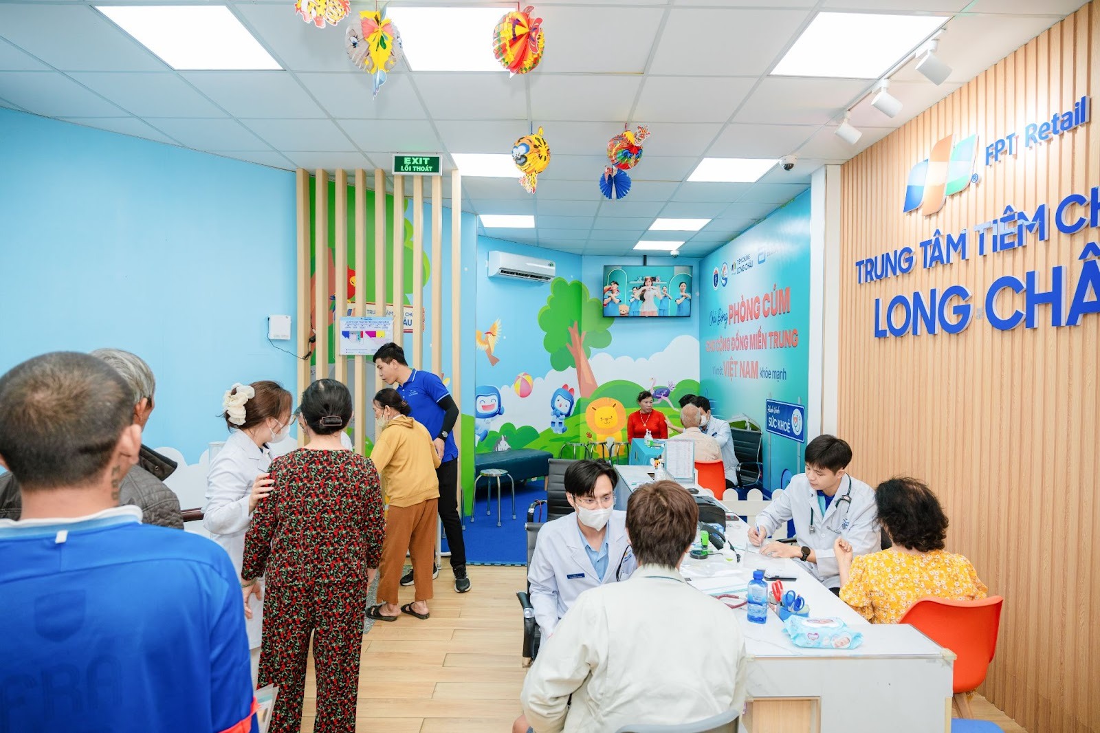 Long Châu mở rộng chuỗi hoạt động tiêm chủng cộng đồng: Miễn phí hàng ngàn mũi vắc xin cúm mùa cho người dân miền Trung- Ảnh 6.