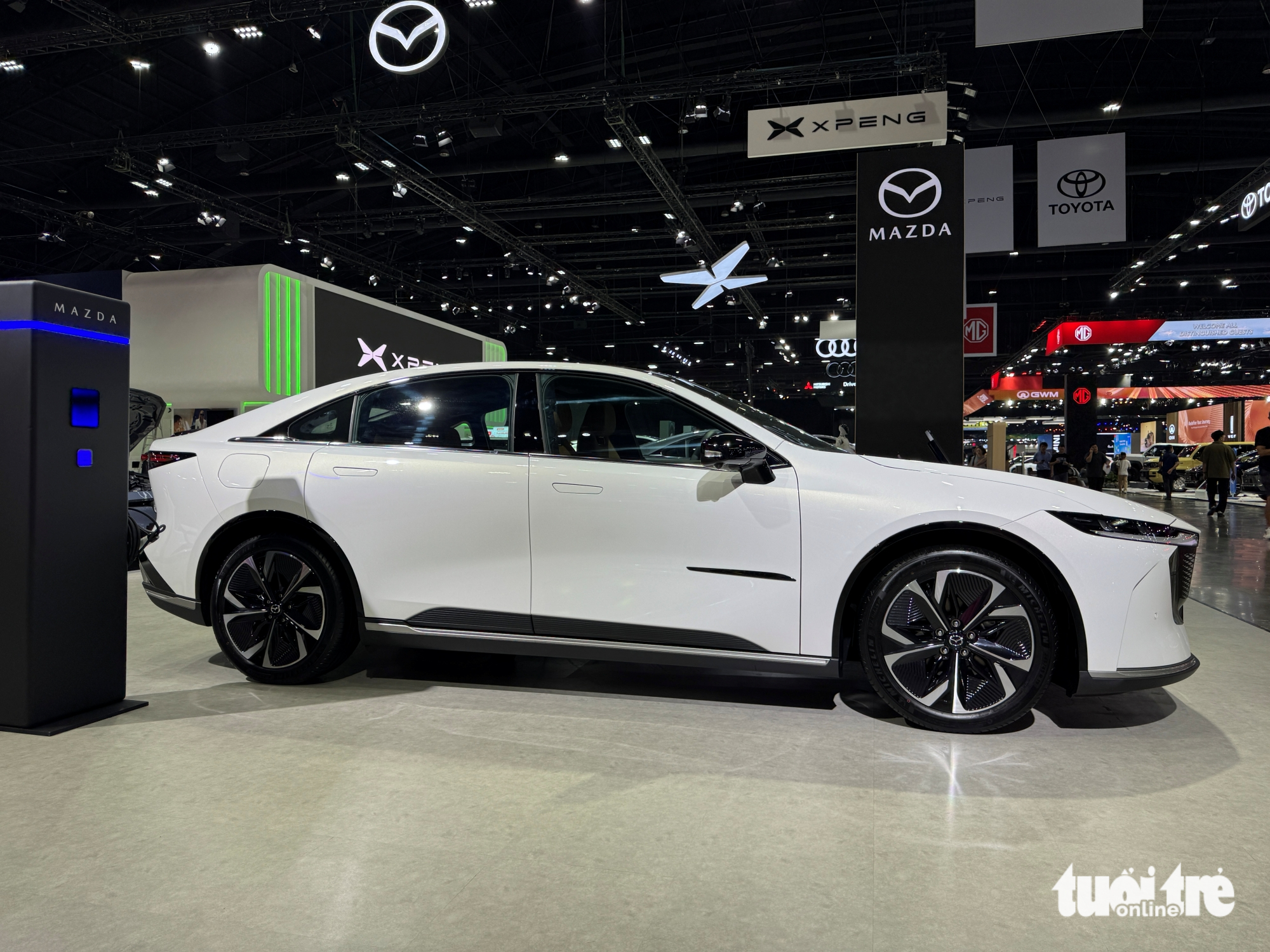 Ngắm xe điện Mazda 6e đấu Camry: Chạy tới 600km/sạc, có cả bản không cần lo tìm trạm sạc 2 Mazda 6e - Ảnh 2.