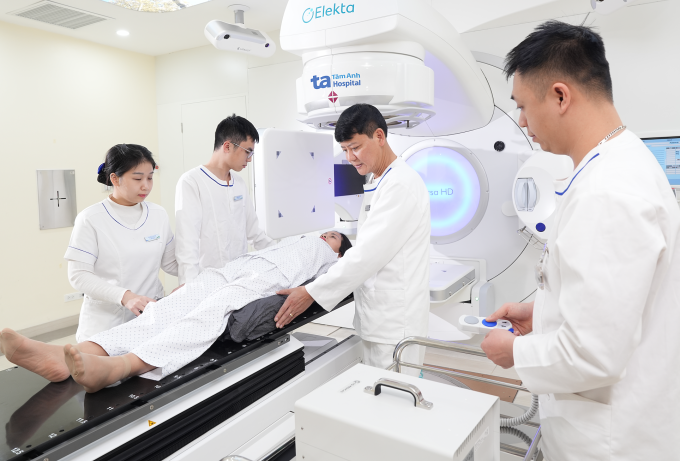 Bệnh nhân ung thư trực tràng được xạ trị tân bổ trợ trước phẫu thuật. Ảnh: Bệnh viện Đa khoa Tâm Anh