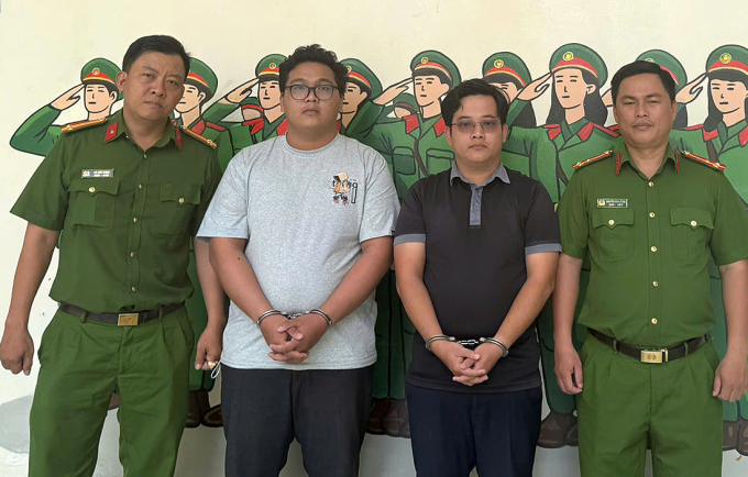 Lý Gia Thịnh (áo đen) và Nguyễn Phước Đức tại cơ quan điều tra. Ảnh: Công an cung cấp