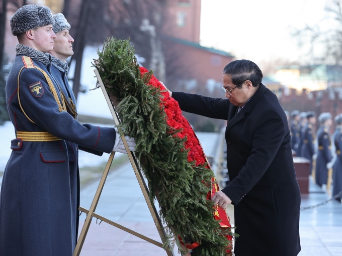 Thủ tướng Phạm Minh Chính tới đặt hoa tại đài tưởng niệm Liệt sĩ Vô danh ở Moskva. Ảnh: VGP