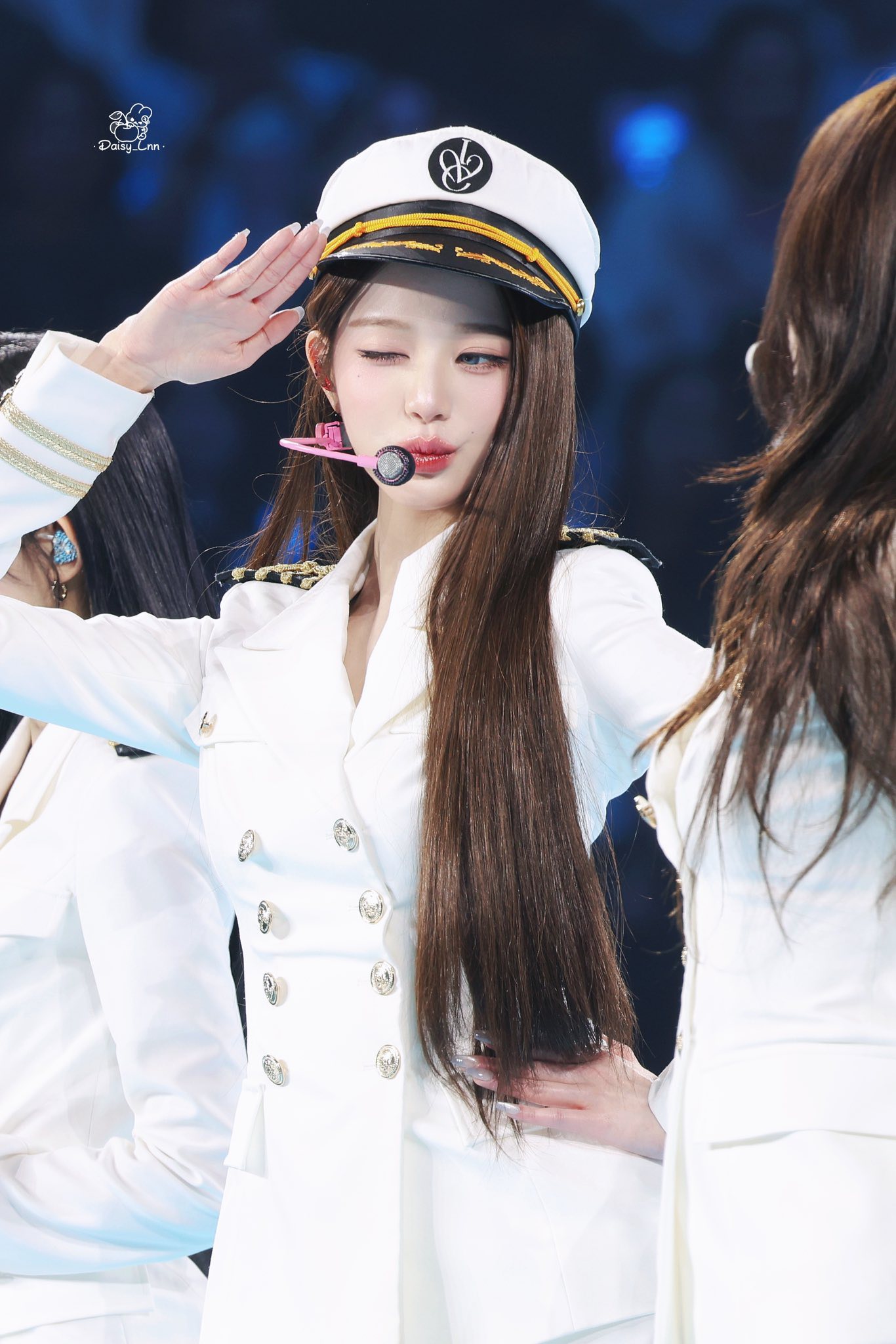 Cả nhóm mỹ nhân bị đối xử bất công để làm nền cho công chúa Kpop: Nổi bật đâu không thấy, lộ cả tá khuyết điểm- Ảnh 4.