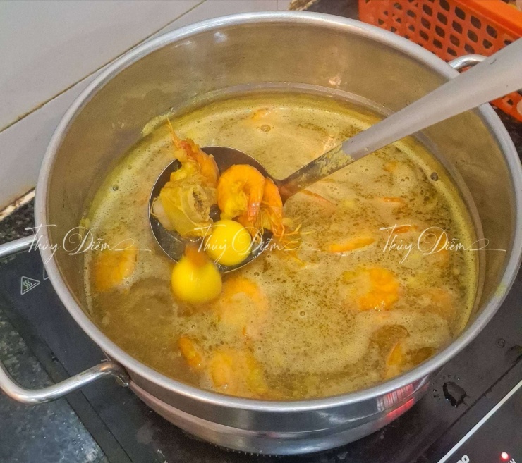 Cách nấu mì Quảng: Cho lần lượt tôm, trứng rồi cho nước lọc, nêm nếm theo khẩu vị 