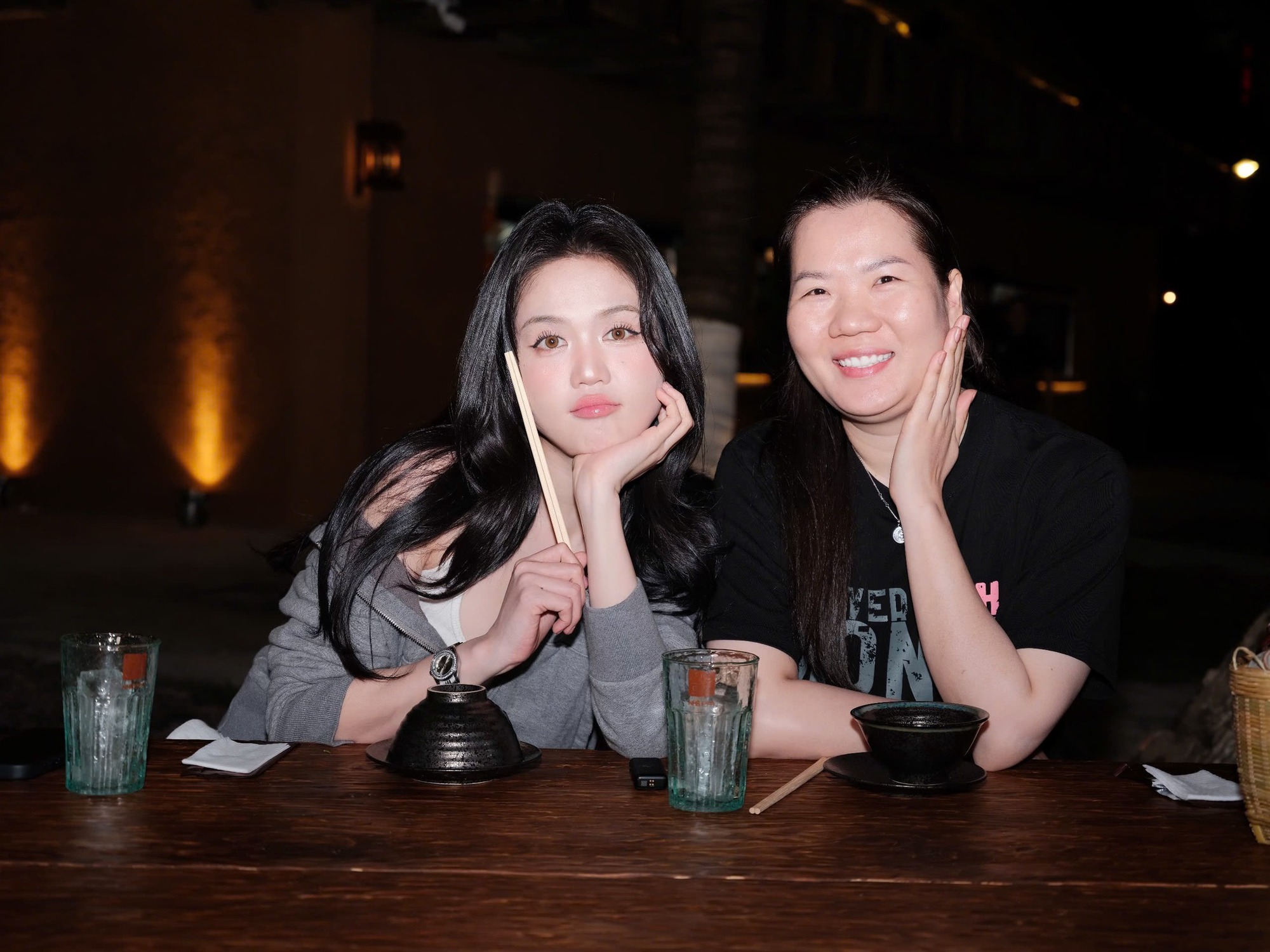 Cô gái đổi đời nhờ làm trợ lý nghệ sĩ: Ở resort cao cấp đến check-in du thuyền, rảnh rỗi còn đi đóng phim- Ảnh 10.