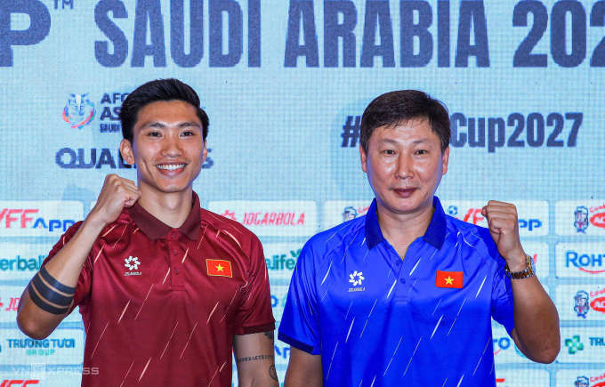 Hậu vệ Đoàn Văn Hậu và HLV Kim Sang-sik trong họp báo trưa 30/3 tại sân Thiên Trường, Ninh Bình. Ảnh: Hiếu Lương