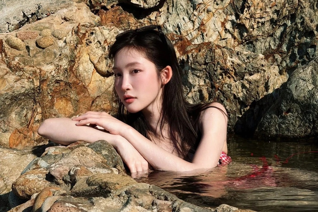 Ca sĩ Juky San xin lỗi khi mặc bikini ngâm mình chụp ảnh ở Giếng Tiên - 3