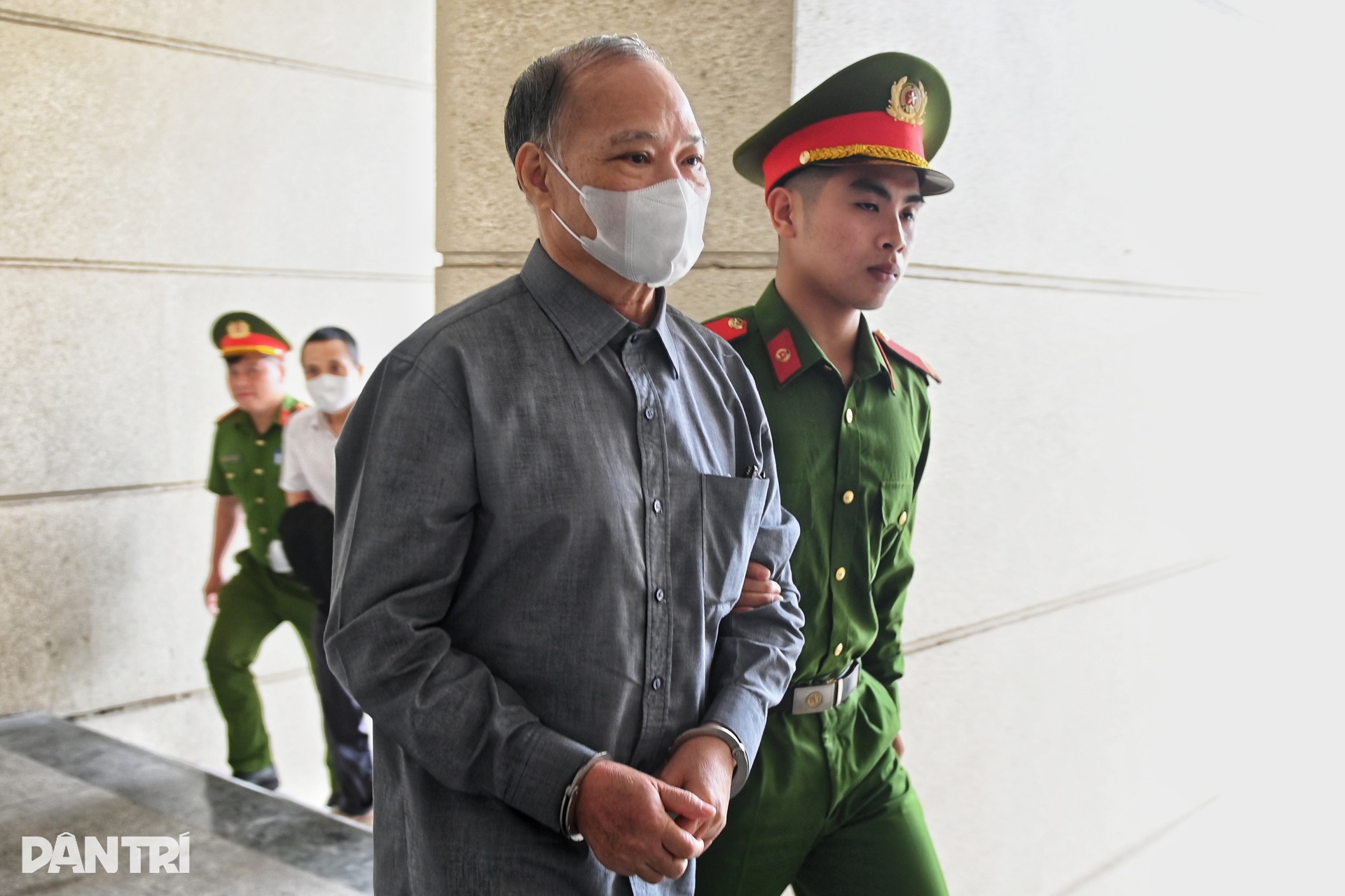 Cựu Thứ trưởng Hoàng Văn Thắng bị dẫn giải đến tòa - 2 Cựu Thứ trưởng Hoàng Văn Thắng bị dẫn giải đến tòa - 2