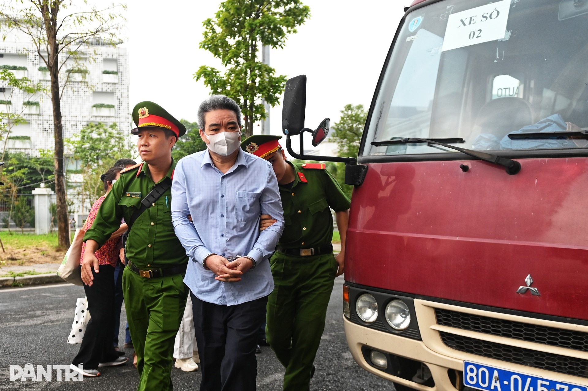 Cựu Thứ trưởng Hoàng Văn Thắng bị dẫn giải đến tòa - 3 Cựu Thứ trưởng Hoàng Văn Thắng bị dẫn giải đến tòa - 3