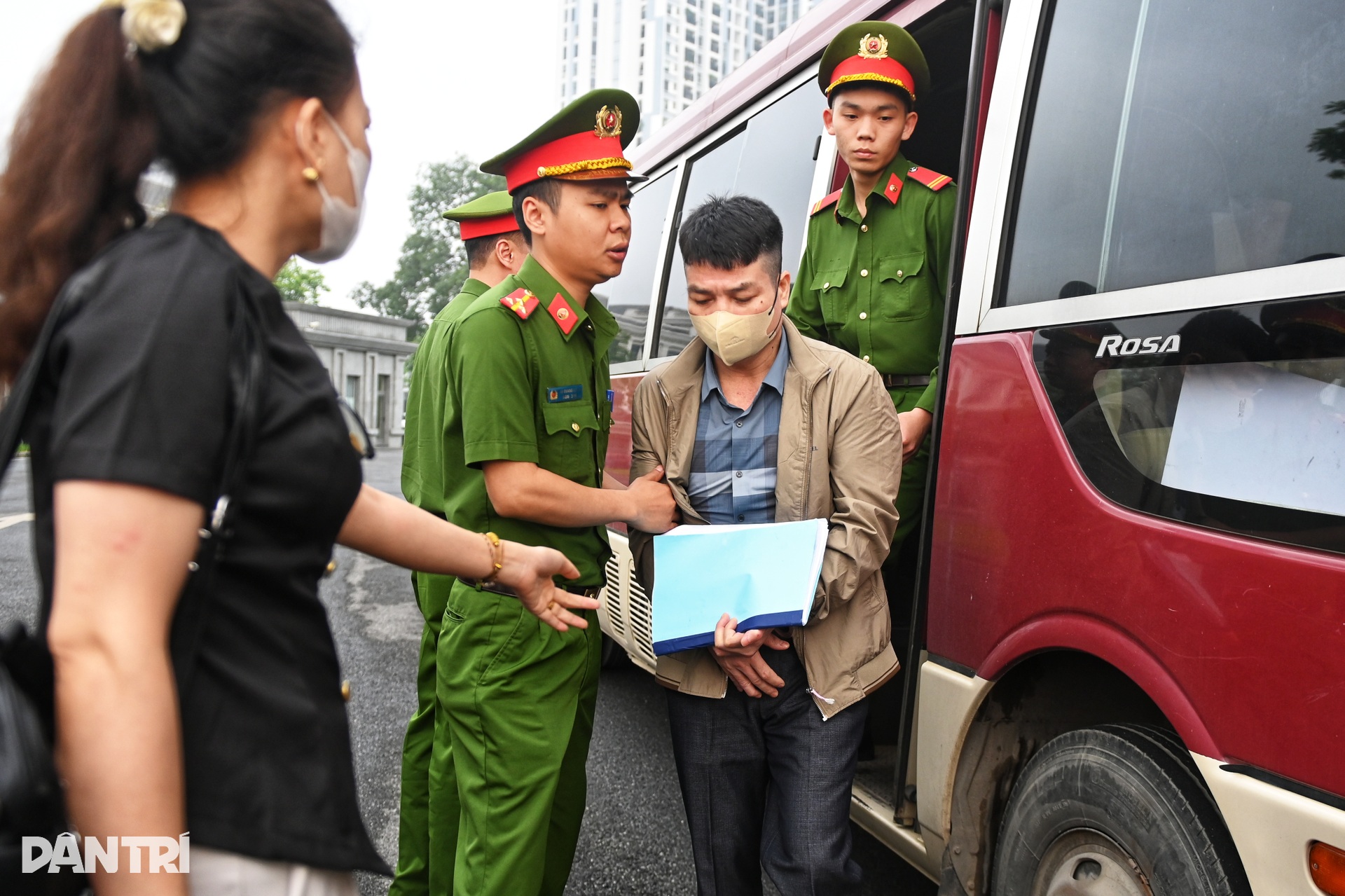 Cựu Thứ trưởng Hoàng Văn Thắng bị dẫn giải đến tòa - 4 Cựu Thứ trưởng Hoàng Văn Thắng bị dẫn giải đến tòa - 4