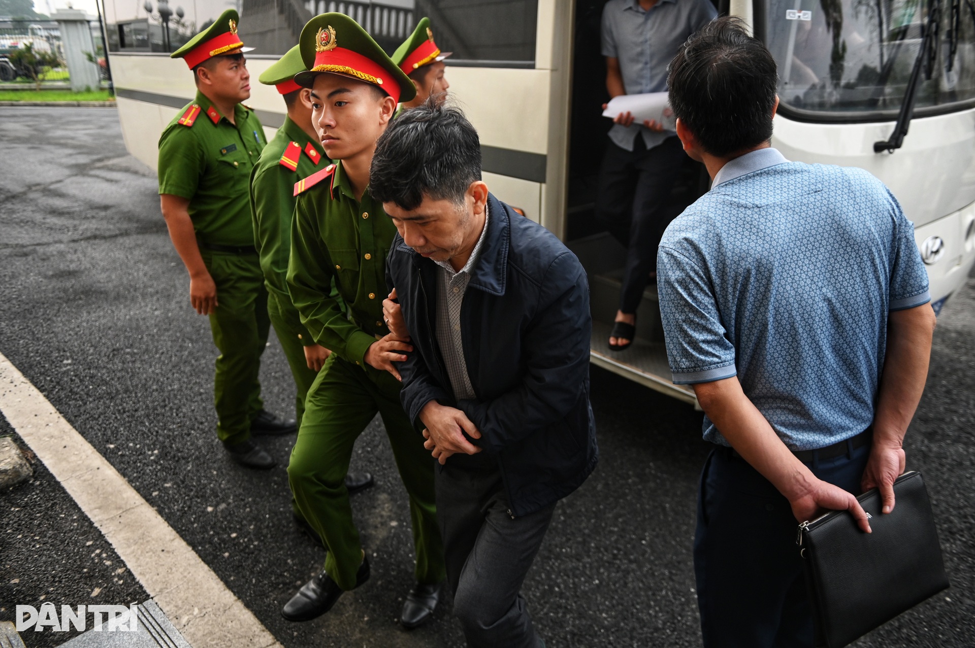 Cựu Thứ trưởng Hoàng Văn Thắng bị dẫn giải đến tòa - 5 Cựu Thứ trưởng Hoàng Văn Thắng bị dẫn giải đến tòa - 5