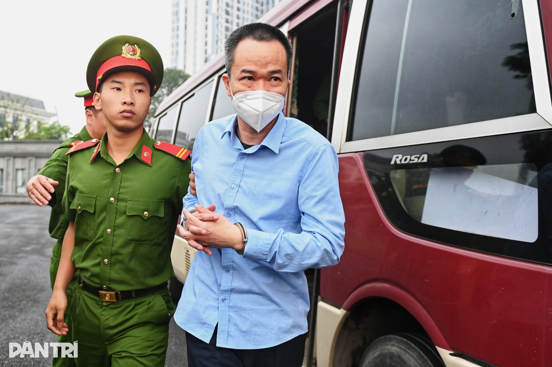 Cựu Thứ trưởng Hoàng Văn Thắng bị dẫn giải đến tòa - 6 Cựu Thứ trưởng Hoàng Văn Thắng bị dẫn giải đến tòa - 6