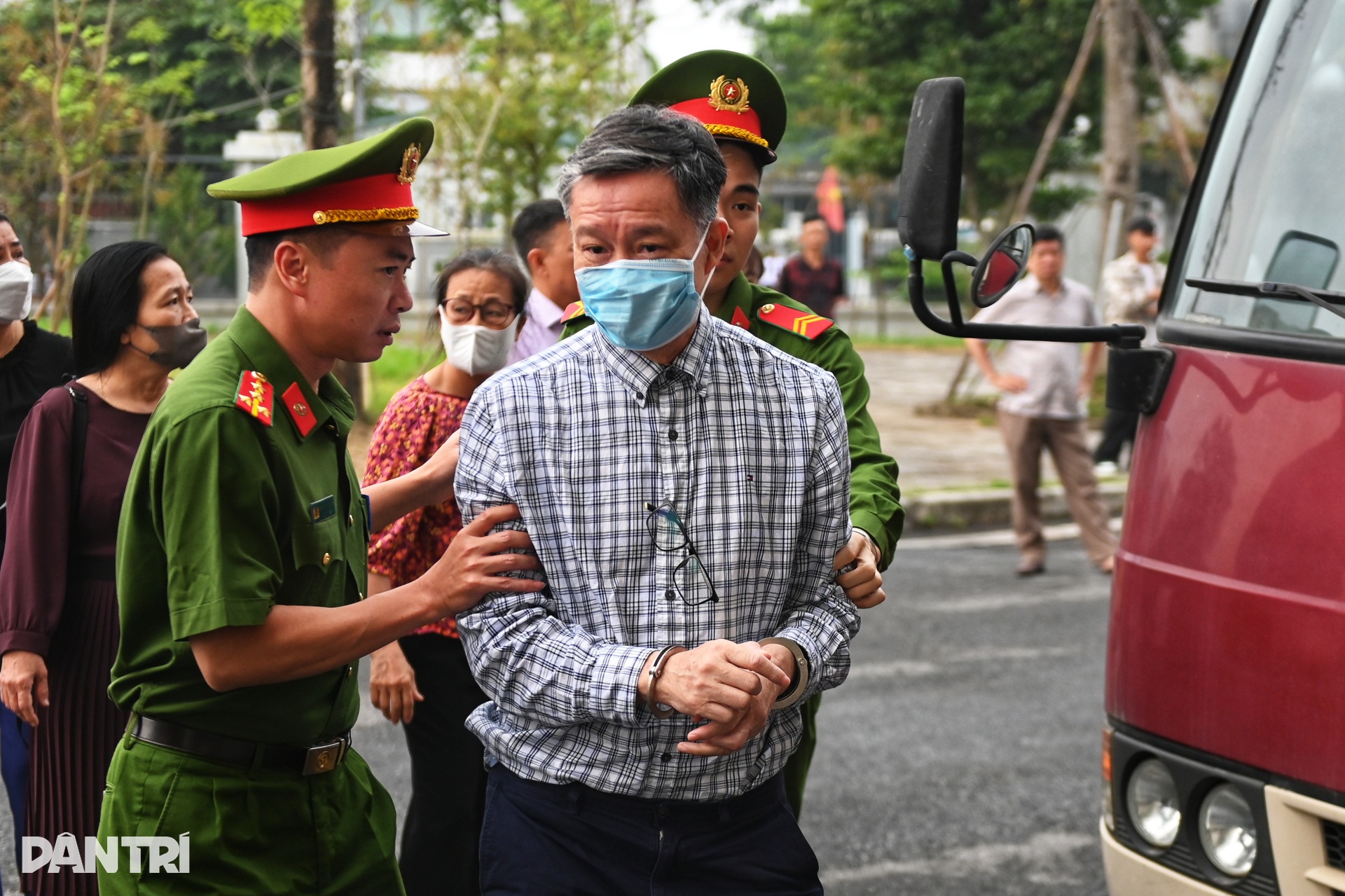 Cựu Thứ trưởng Hoàng Văn Thắng bị dẫn giải đến tòa - 7 Cựu Thứ trưởng Hoàng Văn Thắng bị dẫn giải đến tòa - 7