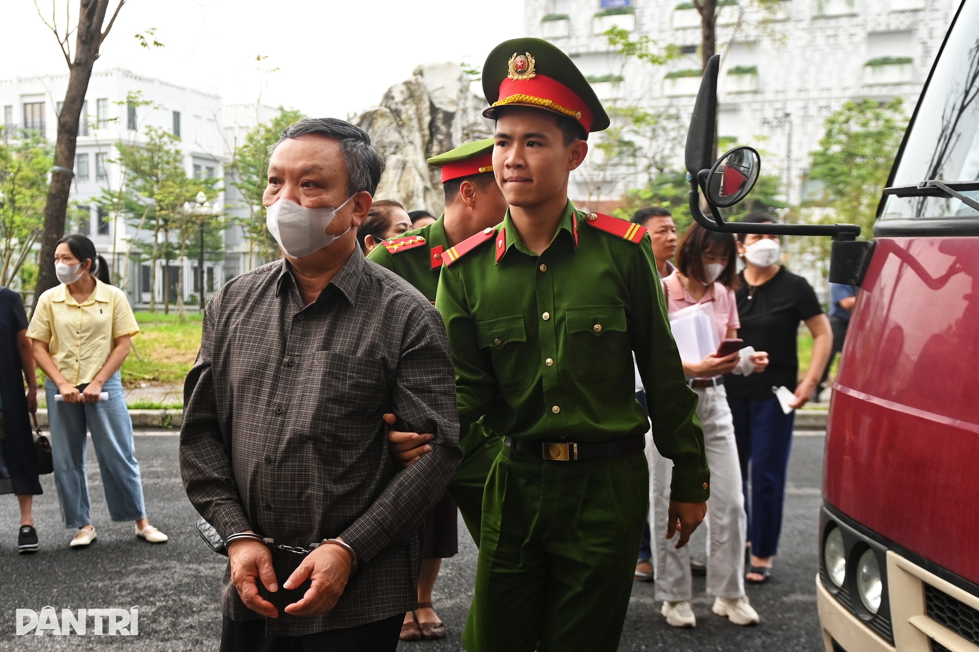 Cựu Thứ trưởng Hoàng Văn Thắng bị dẫn giải đến tòa - 8 Cựu Thứ trưởng Hoàng Văn Thắng bị dẫn giải đến tòa - 8