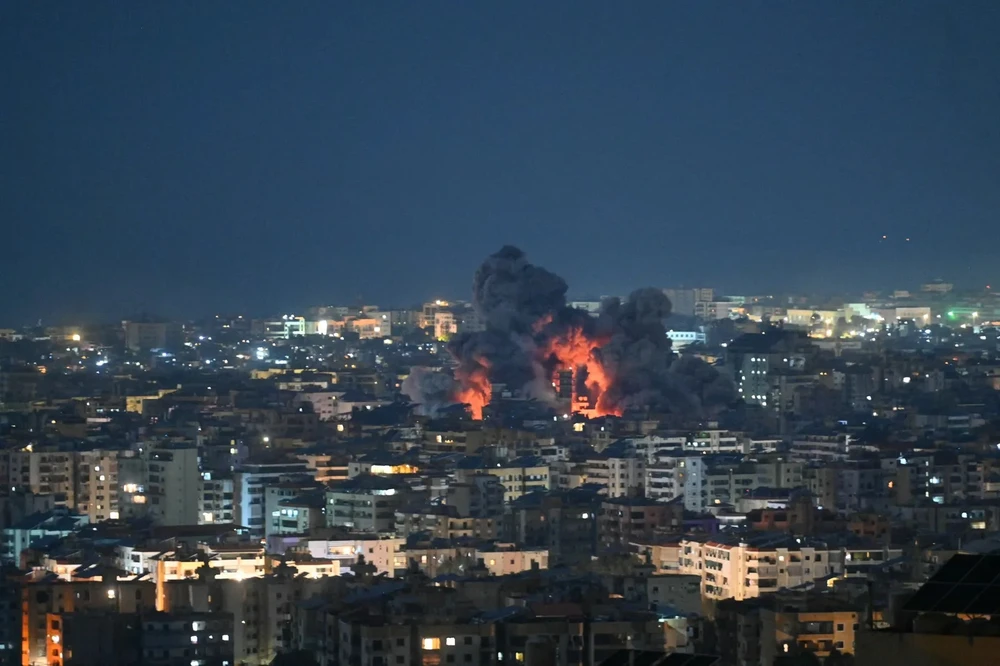 Hiện trường một vụ không kích của Israel nhắm vào văn phòng đài truyền hình Al-Manar có liên hệ với lực lượng Hezbollah tại thủ đô Beirut (Lebanon) ngày 3-3. Ảnh: AFP Hiện trường một vụ không kích của Israel nhắm vào văn phòng đài truyền hình Al-Manar có liên hệ với lực lượng Hezbollah tại thủ đô Beirut (Lebanon) ngày 3-3. Ảnh: AFP