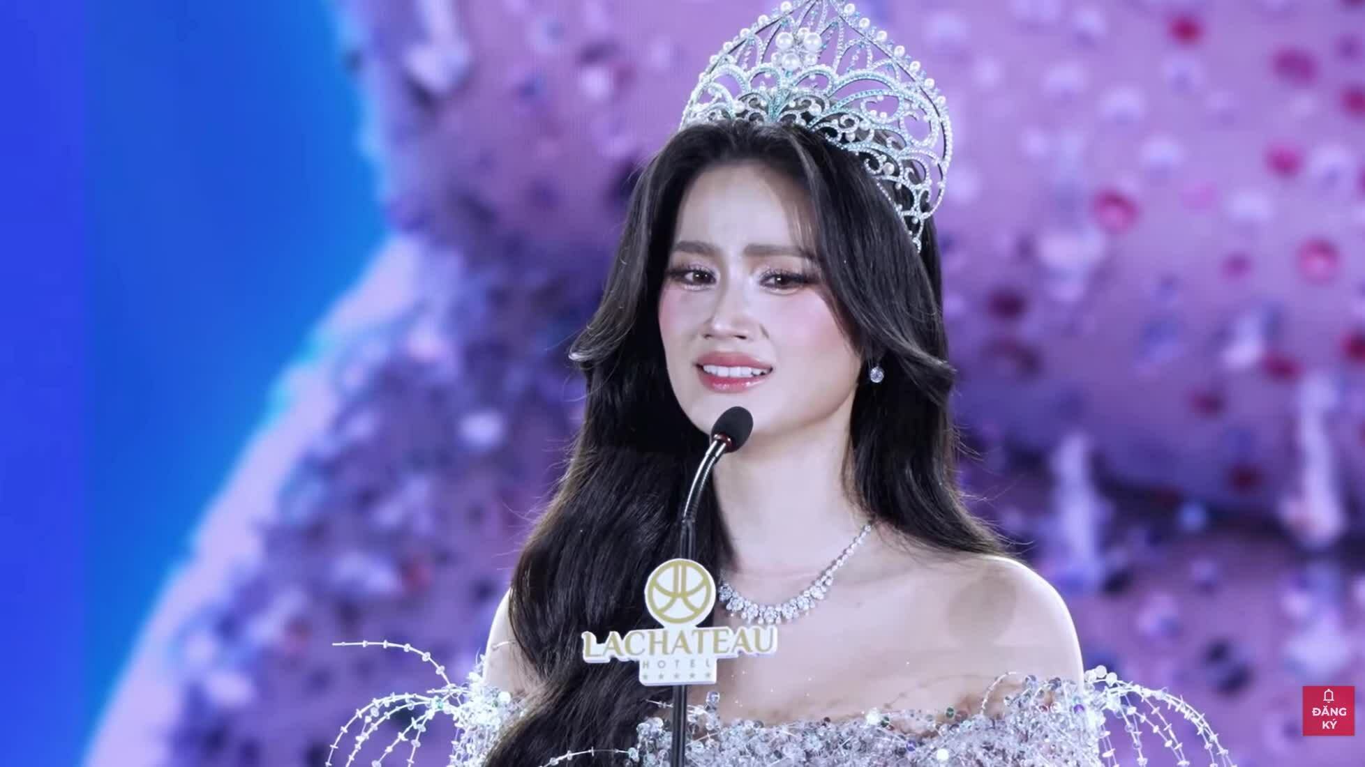 Ý Nhi thực hiện final walk